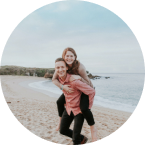 Casal jovem na praia